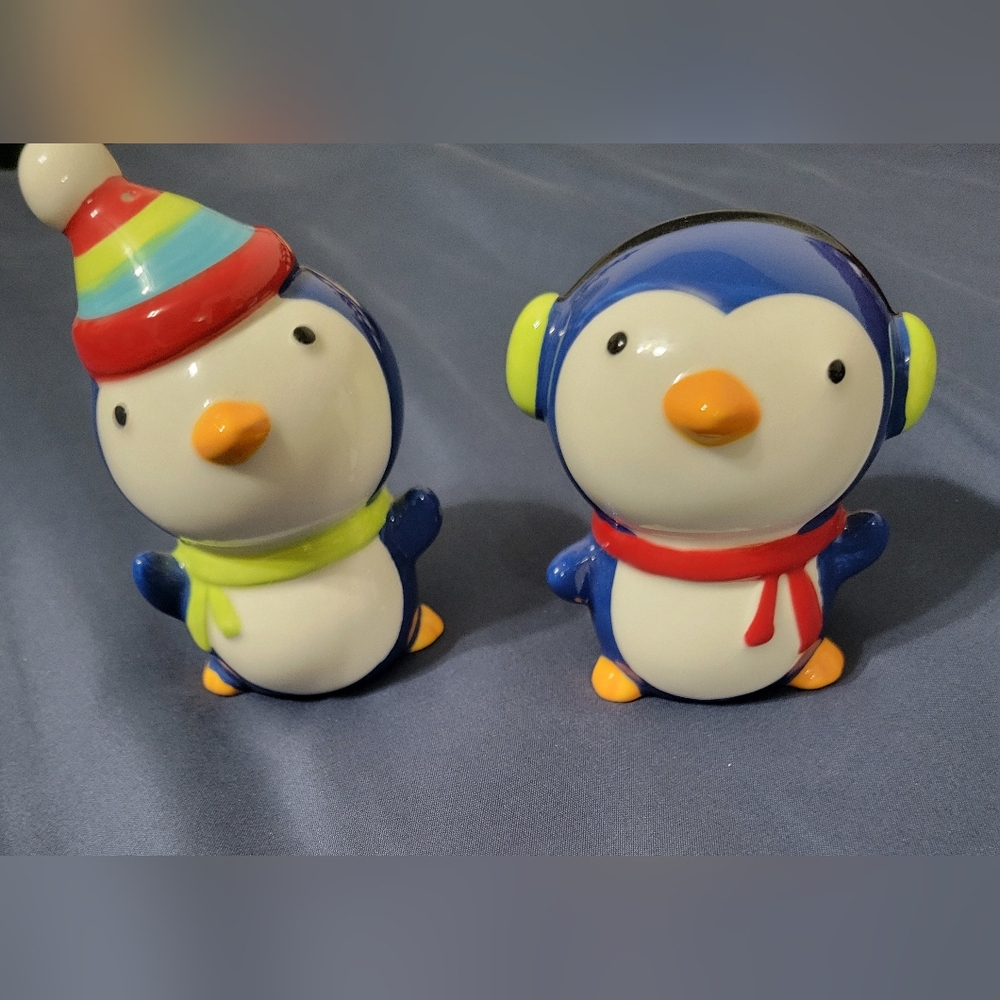 Pair Of Penguin Salt & Pepper Shakers Winter Theme Christmas Decor With Stoppers